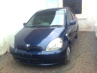 Toyota Vitz azul